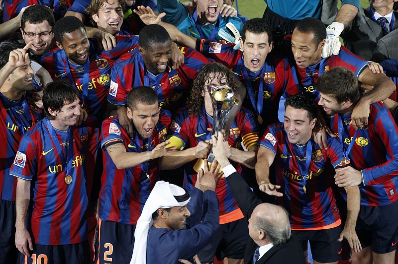 El equipo al completo posa con el trofeo de campeón del Mundial.