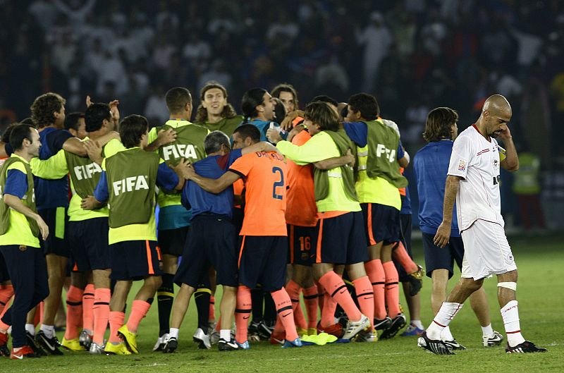 Los jugadores del Barcelona se abrazan tras finalizar el partido.