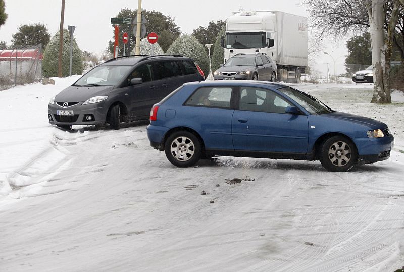 En Boadilla del Monte muchos coches se han quedado cruzados en la carretera por la nieve.