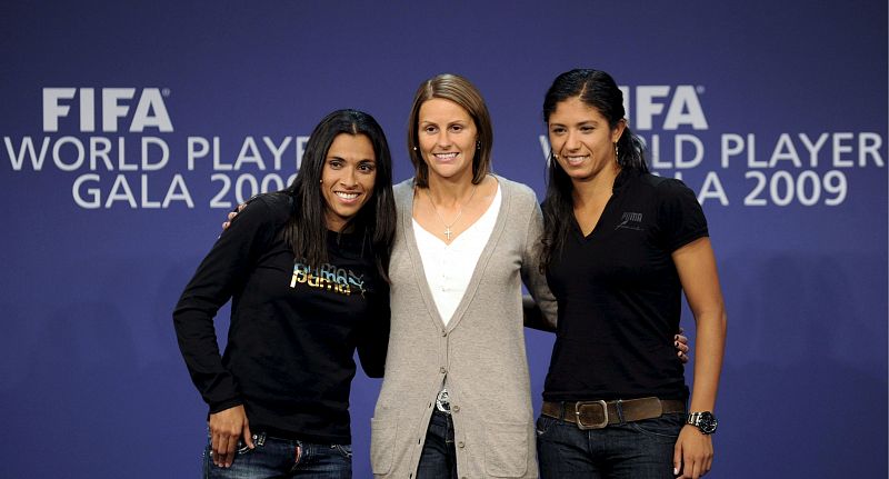 Las candidatas a Jugadora Mundial de la FIFA 2009, la inglesa Kelly Smith (c) y las brasileñas Marta Vieria da Silva (i) y Cristiane Rozeira da Souza Silva (d)