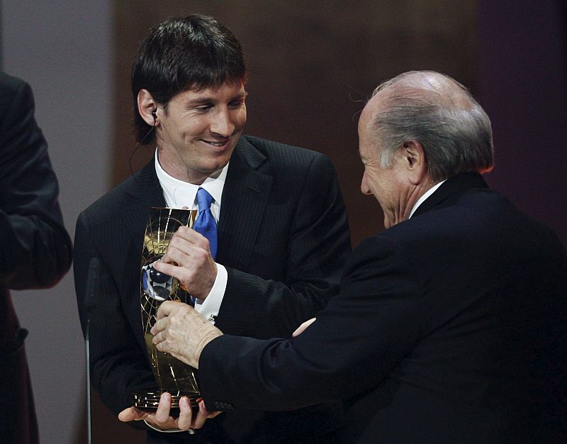 Leo Messi recibe de manos de Joseph Blatter el premio que le distingue como el mejor jugador del mundo.