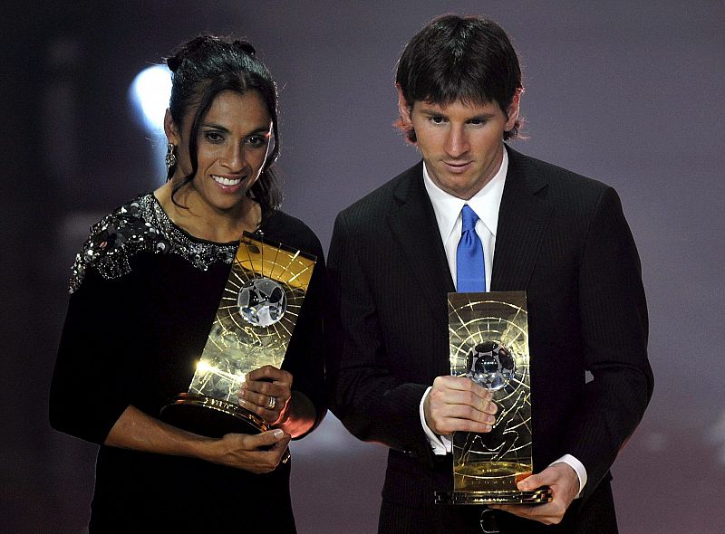 El argentino Leo Messi (d) y la brasileña Marta Vieria da Silva (d) posan con sus trofeos a Mejor Jugador y Jugadora Mundial 2009