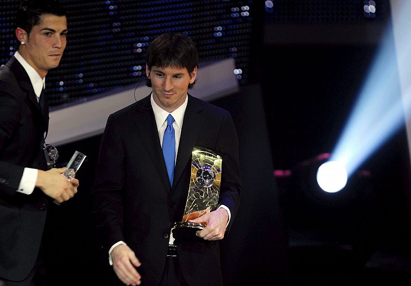 El argentino Leo Messi (d), galardonado con el premio a "Mejor Jugador Mundial 2009", y el portugués Cristiano Ronaldo (i), con el "Premio Puskas 2009 al "Gol más bonito"