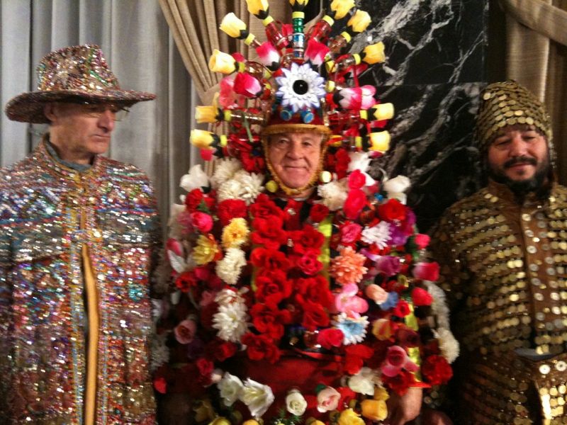 Flores, monedas, lentejuelas... todo es válido para acudir al salón del sorteo con el disfraz más llamativo.