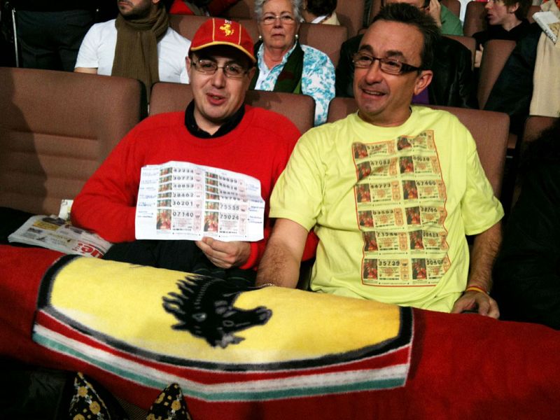 Los asistentes nos muestran los números por los que han apostado.