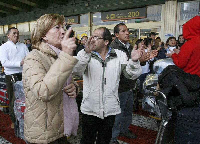 PASAJEROS DE AIR COMET EN BARAJAS