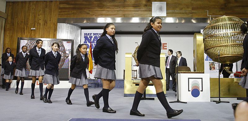 Los 22 niños y las 12 niñas del colegio de San Ildefonso que cantarán los números y los premios entran en el salón.