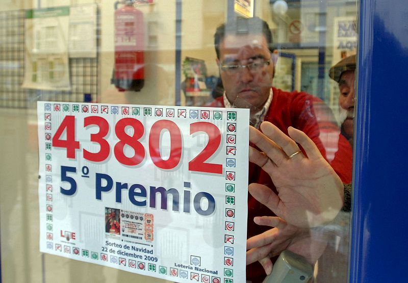 rancisco Javier Cazorla García, dueño de la administración número quince de Jaén, situada en la calle Doctor Eduardo García Treviño López, muestra el número 43.802 premiado con un quinto premio