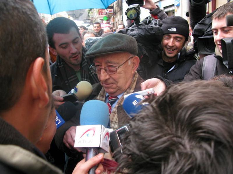 El señor de la fotografía se ha acercado para decir que tenía varios décimos del primer premio.