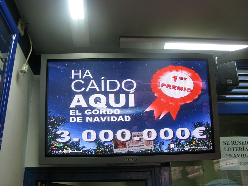 Interior de la administración 146 de Madrid, donde se ha vendido el Gordo de la lotería de Navidad.