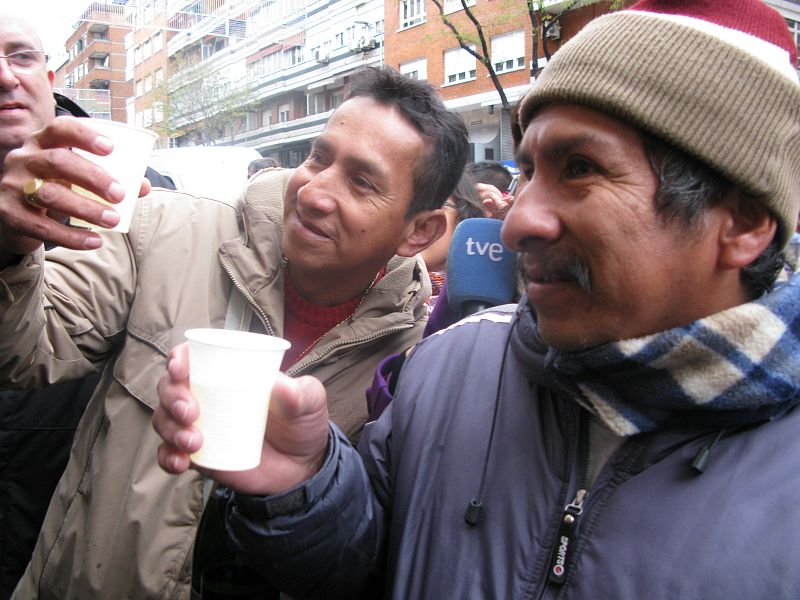 Dos de los premiados con el Gordo brindan en la calle Bravo Murillo de Madrid.