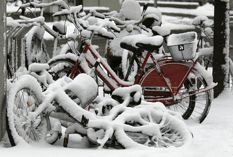 La nieve ha causado graves problemas de tráfico en Munich, donde ni siquiera los ciclistas han podido utilizar sus bicicletas.