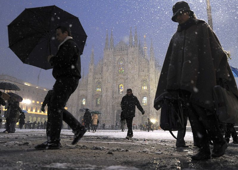 El Duomo de Milán luce su aspecto más invernal.