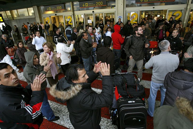 PASAJEROS DE AIR COMET EN BARAJAS