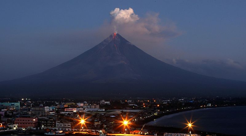 EL VOLCÁN MAYÓN ARROJA CENIZAS POR SU CRATER