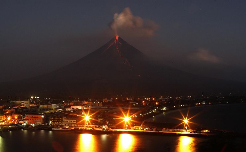 EL VOLCÁN MAYÓN ARROJA CENIZAS POR SU CRATER