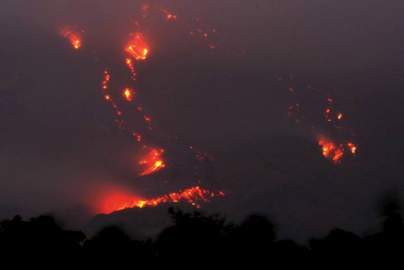 CASCADAS DE LAVA EN EL VOLCÁN MAYON