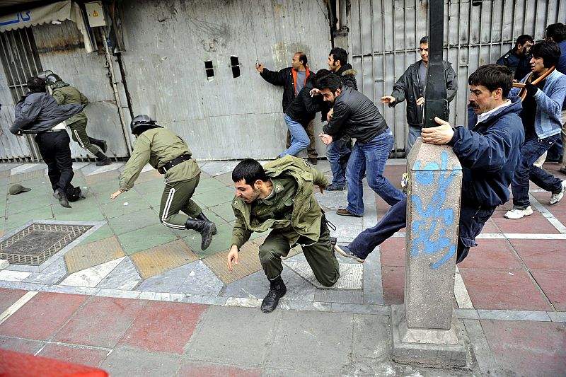 Enfrentamientos en Irán entre la policía y los opositores al régimen de Ahmadineyad