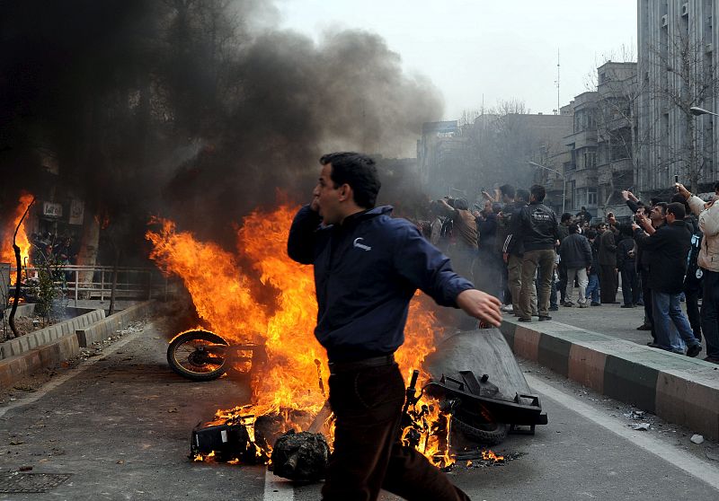 ENFRENTAMIENTOS EN IRÁN CON MOTIVO DE MANIFESTACIONES CONTRA EL PRESIDENTE MAHMUD AHMADINEYAD