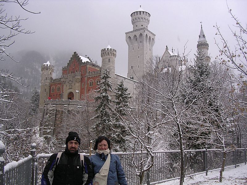 Paseo por la nieve en el castillo de Neuschwanstein en FUSSEN ALEMANIA.