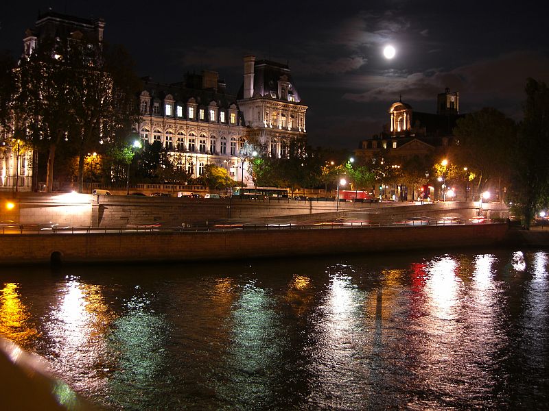 Dando un paseo por París nos encontramos con esta postal y la inmortalizamos. Siempre nos quedará París