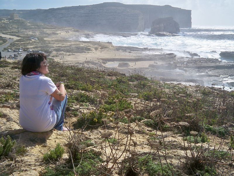 Esquivar autobuses naranjas y amarillos sin límite de velocidad, beber cerveza hasta que el estómago no pueda más. Contemplar playas paradisíacas, empaparme del agua más cristalina que jamás pude ver. Para hacer que el viaje a esta isla del Mediterr