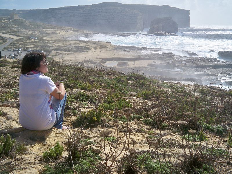 Esquivar autobuses naranjas y amarillos sin límite de velocidad, beber cerveza hasta que el estómago no pueda más. Contemplar playas paradisíacas, empaparme del agua más cristalina que jamás pude ver. Para hacer que el viaje a esta isla del Mediterr