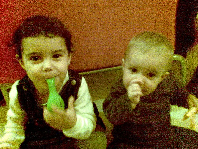 Aitana y Elka, mis 2 preciosisisismas SOBRINAS NIETAS, 5ª generación conocida por mi... buf buf a mis 42 añitos de naaaáaa Han traido vida y alegria a toda la familia.... Enhorabuena a los papis. (mis SOBRIS).. Laura/Ivan= Elka (rubita), Natalia/Alb