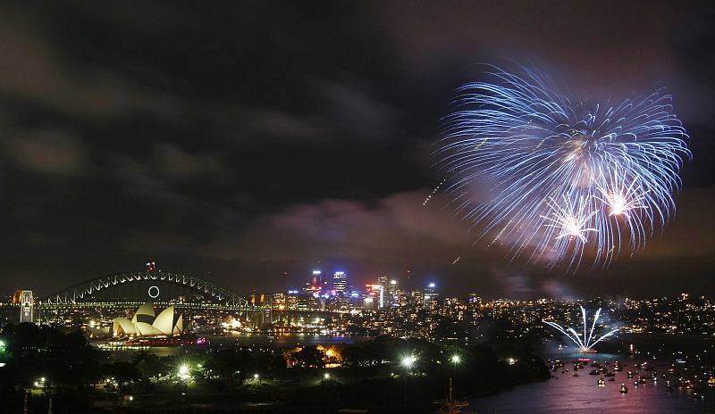 Australia recibe el año con fuegos artificiales. Los más espectaculares se pueden observar en esta imagen de Sidney con el puerto y la Ópera al fondo.