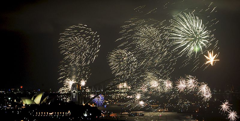 Los fuegos artificiales iluminan la bahía de Sídney durante un espectáculo para despedir el año en Sídney en Australia, uno de los primeros países en recibir al 2010.