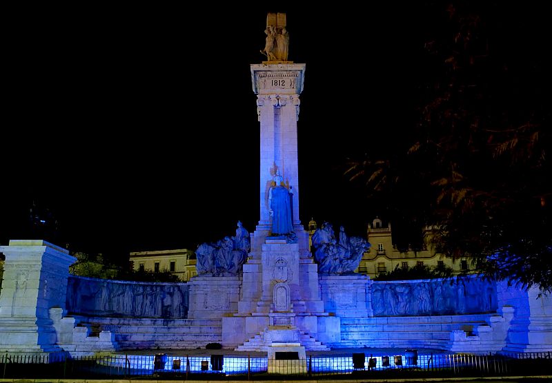 MONUMENTO A LAS CORTES DE 1812 SE ILUMINA DE AZUL AL INICIAR LA PRESIDENCIA