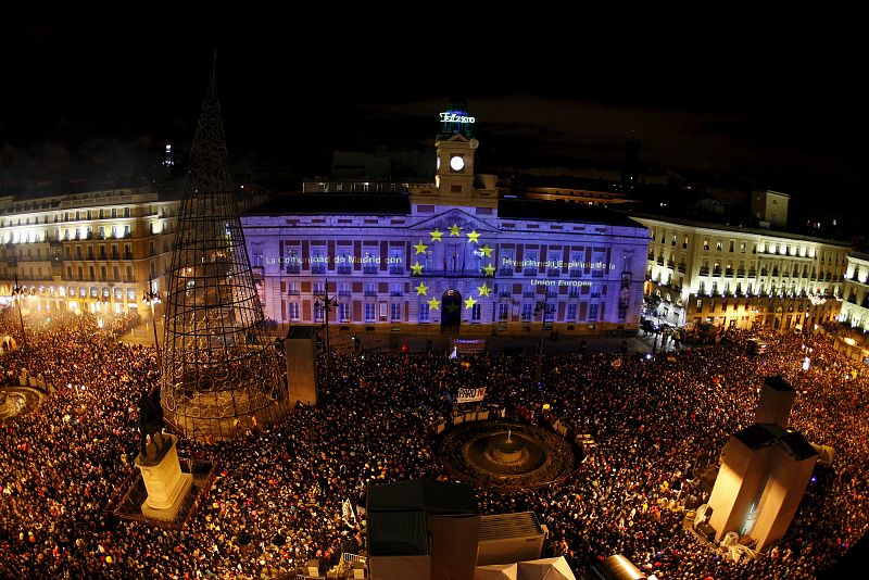 LA MADRILEÑA PUERTA DEL SOL ENGALANADA CON EL AZUL EUROPEO