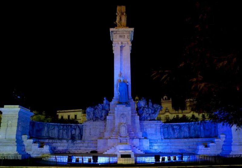 MONUMENTO A LAS CORTES DE 1812 SE ILUMINA DE AZUL AL INICIAR LA PRESIDENCIA 