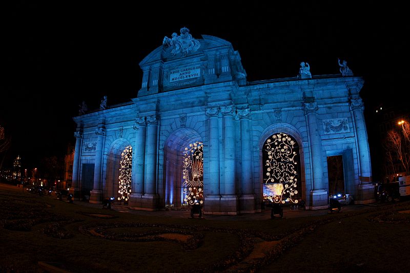 LA PUERTA DEL ALCALÁ FESTEJA DE AZUL LA PRESIDENCIA ESPAÑOLA DE LA UE