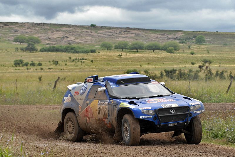 El piloto español Carlos Sáinz conduce su Volkswagen Touareg.