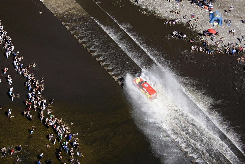 Imagen aérea de Jean-Pierre Strugo, con su Nissan.