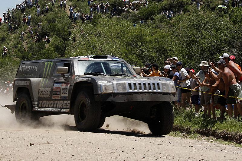 El estadounidense Robby Gordon conduce su Hummer.
