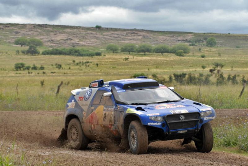 El piloto español Carlos Sáinz conduce su Volkswagen Touareg.