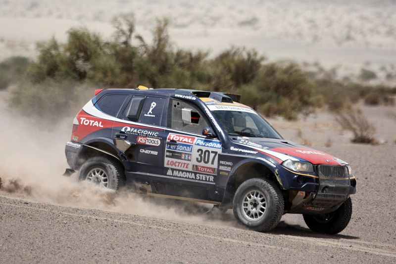 El piloto francés Guerlain Chicherit conduce su BMW en la localidad Fiambalá de la provincia de Catamarca (Argentina).