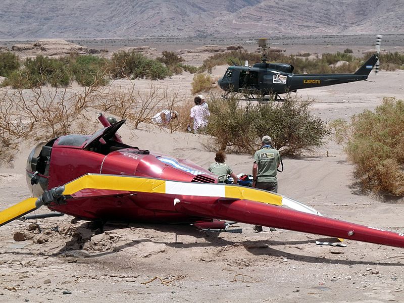 Vista general de un helicóptero que viajaba con cuatro personas a bordo y que ha caído cerca de la localidad argentina de Fiambalá.