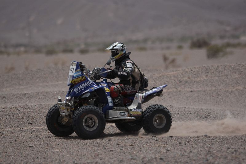 El piloto argentino Alejandro Patronelli conduce su quad.