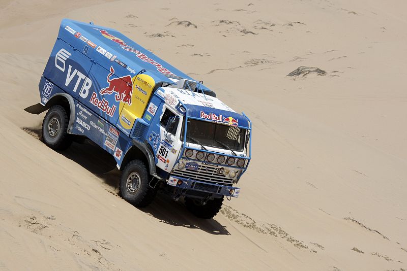 En la categoría de camiones, el ruso Vladimir Chagin desciende una duna en la etapa que une Fiambala con Copiapo.