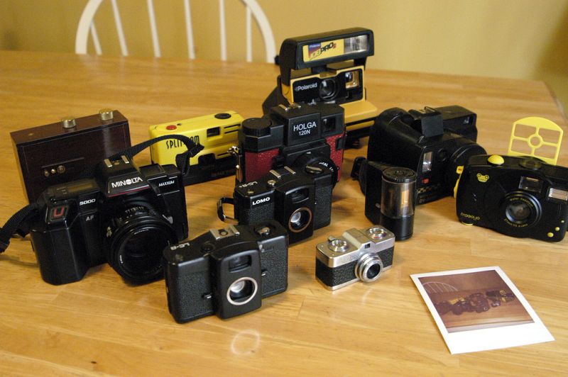 Darse un paseo por cualquier tienda de fotografía que aceptara recoger equipos de segunda mano para su venta durante esta pasada década y echar un vistazo a las vitrinas en las que estos equipos están expuestos es una prueba indiscutible de como han