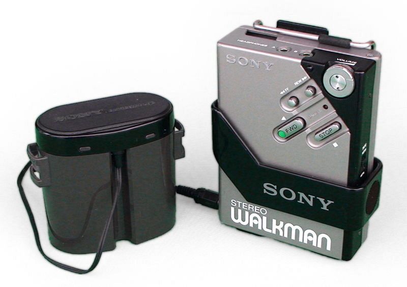 el Walkman, el reproductor portátil y compacto de casetes con el que uno podía llevarse la música puesta, aunque hubiera que llevarse con él una colección de cintas para no tener que escuchar siempre la misma.