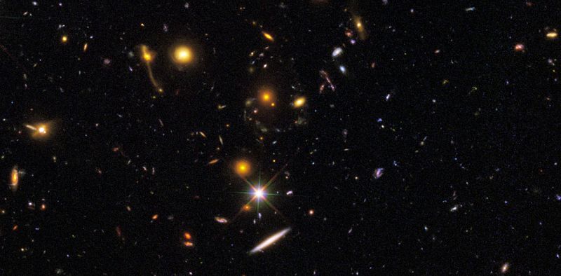 Rychard Bouwens, también de la Universidad de California y miembro del equipo, señaló que las galaxias que se ven más tenues en la imagen, "muestran signos de un origen común con las primeras estrellas.