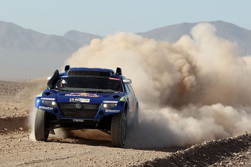 El piloto español Carlos Sáinz conduce su Volkswagen Touareg en la quinta etapa del Dakar, en la que ha recuperado el liderato en la general.