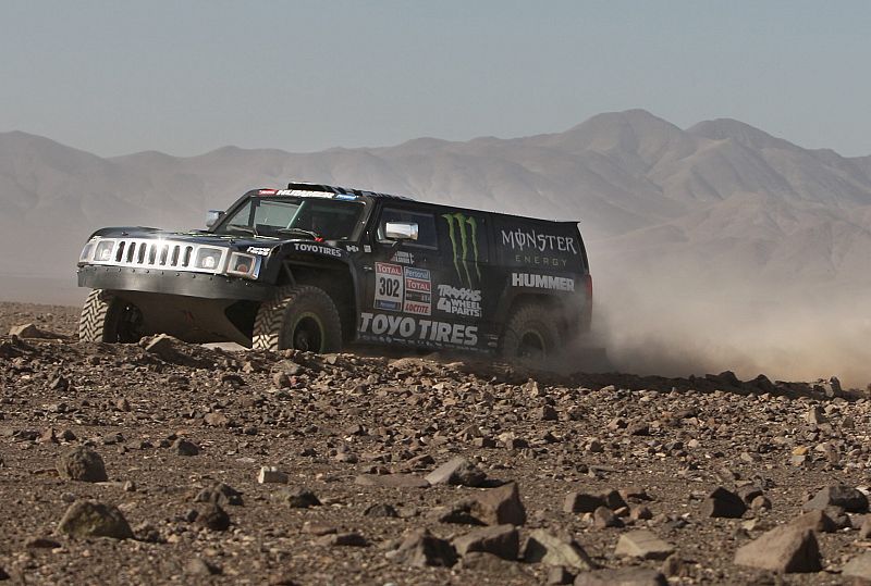 El piloto estadounidense Robby Gordon conduce su Hummer.
