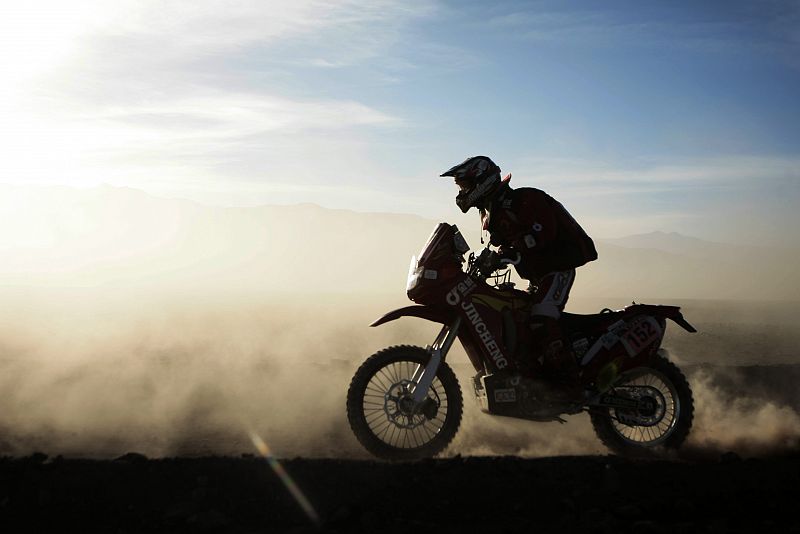 El piloto chino Wei Guanghi conduce su motocicleta a través del desierto de Atacama.