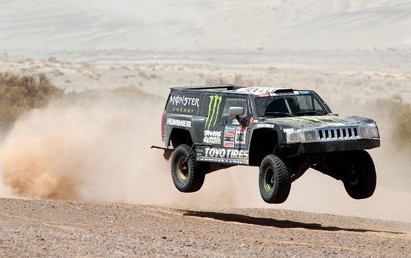 Robby Gordon vuela con su vehículo Hummer.