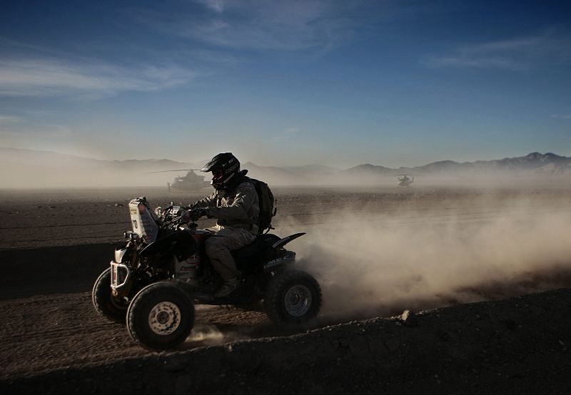 El piloto uruguayo Luis Henderson conduce su quad Honda.